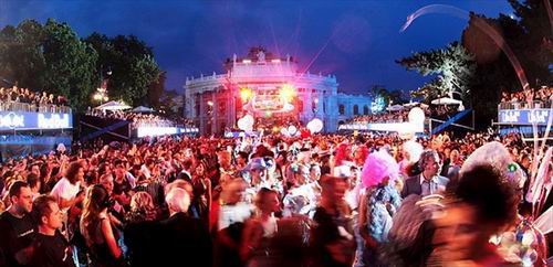      (Vienna Life Ball)